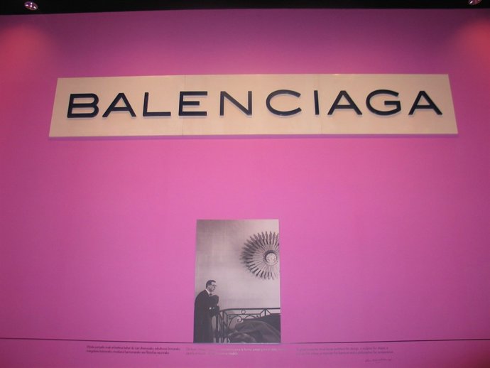 Último cartel de la Casa Balenciaga de París.