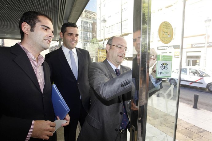 El Alcalde Coloca La Pegatina De Trip Advisor En Los Refugios