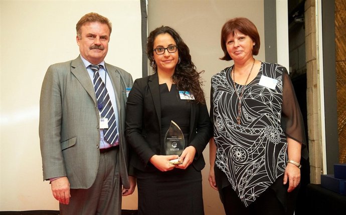 Esther Pascual (en el medio) en la entrega del galardón