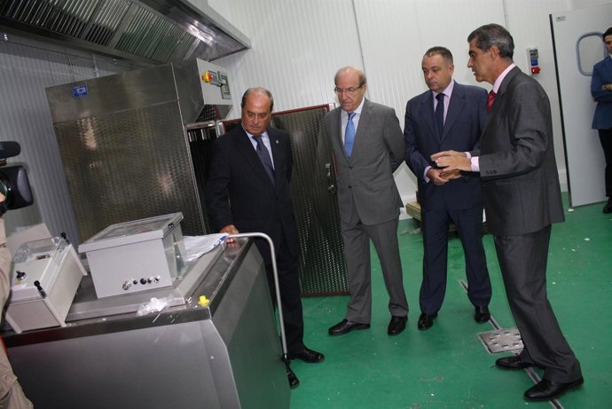 Visita nuevo centro en el parque empresarial de Huelva para la fresa.