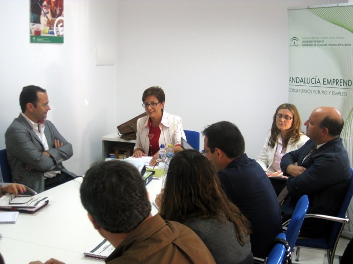 La delegada de Economía en una jornada en el CADE de Olula del Río