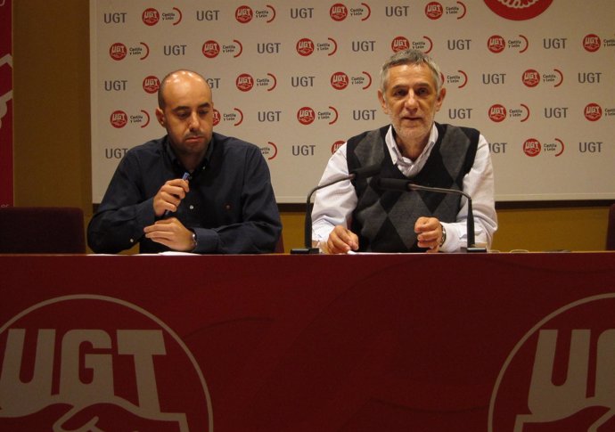 Agustín Prieto (drcha) y Óscar Lobo analizan los Presupuestos para 2013