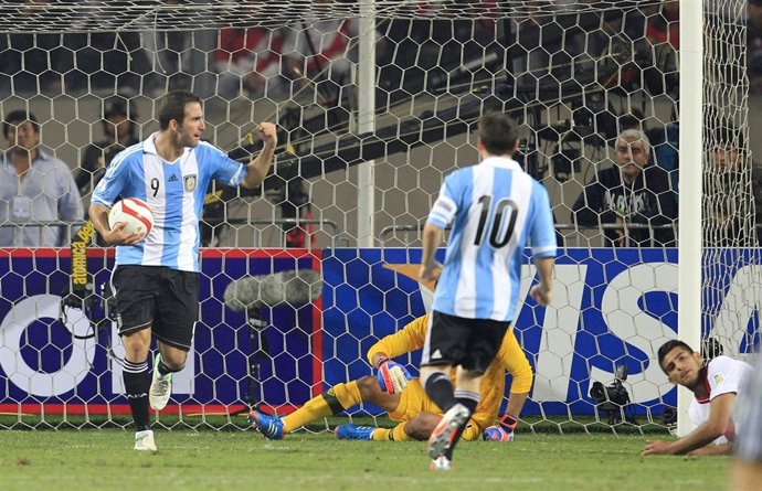 Higuaín y Messi, Perú-Argentina