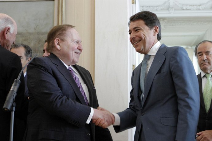 Adelson con González