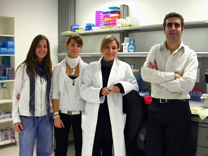 El investigador del Idibell Manel Esteller junto a dos gemelas monocigóticas