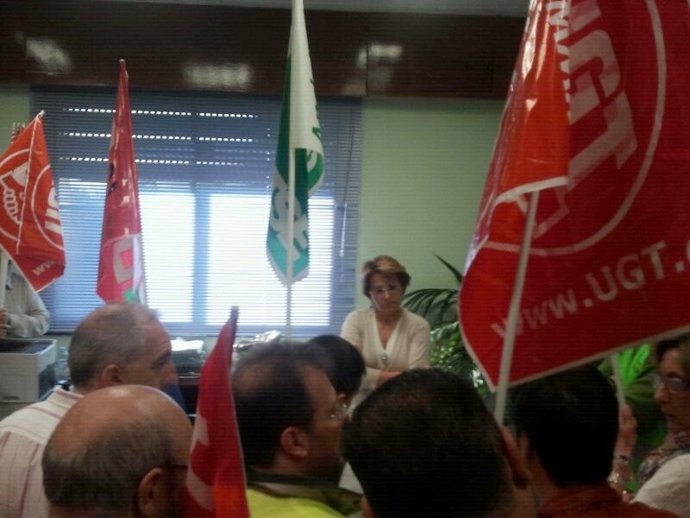 Trabajadores y dirigentes sindicales en el despacho