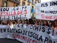 Decenas de alumnos de Secundaria marchan por el centro de Barcelona  