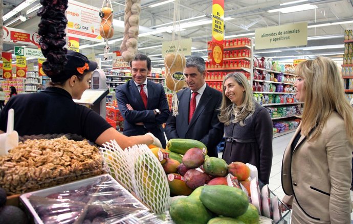 Un momento de visita a un supermercado de Alcampo