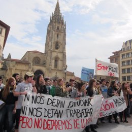 Manifestación De Estudiantes En Oviedo Contra Los Recortes En Educación