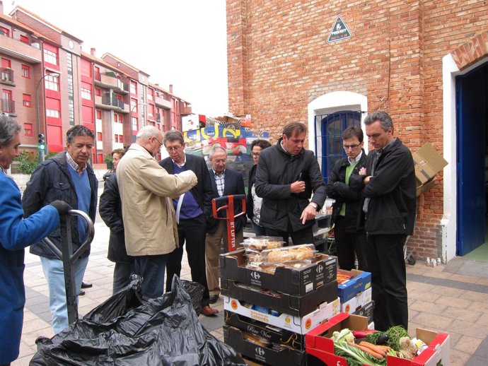 Visita de miembros del PSOE de Valladolid al Banco de Alimentos.