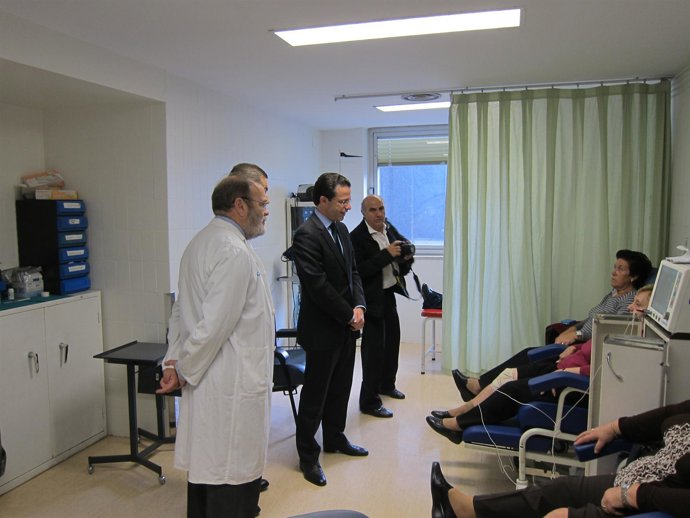 Lasquetty conversa con pacientes del Hospital La Paz