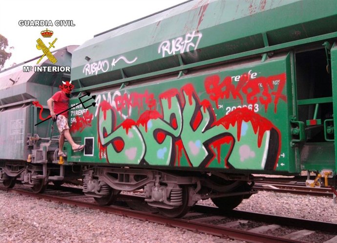 Imagen de uno de los detenidos pintando un vagón