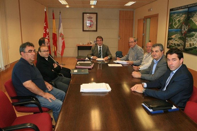 Moreno con los representantes de las comunidades de vecinos en la firma