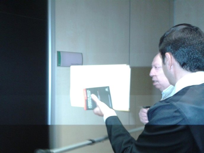 Manuel Morilla antes de entrar a la sala de vistas.