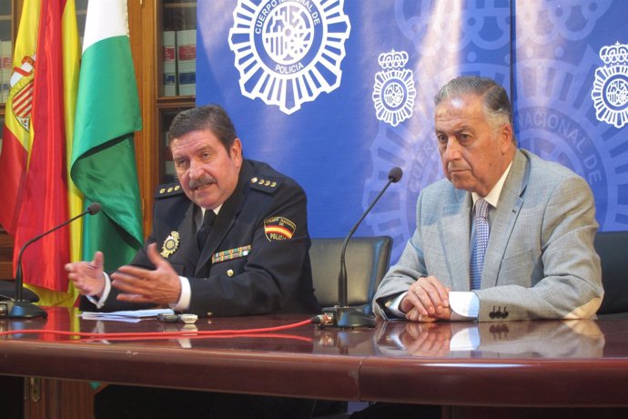 El comisario en Huelva, Antonio Placer Brun, y Pérez Viguera.