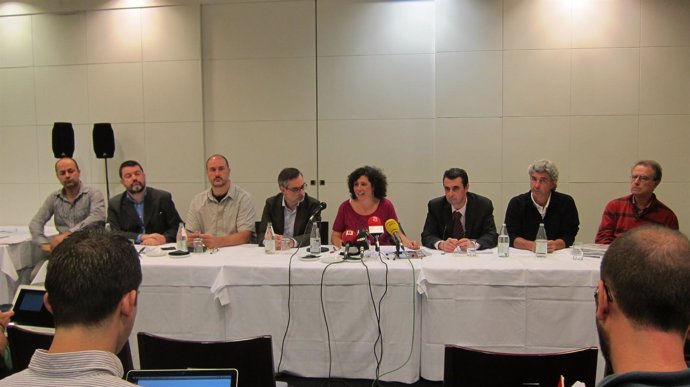 Representantes De Los Grupos Extraparlamentarios Durante La Rueda De Prensa