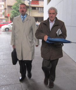 Riopedre llega al juzgado acompañado de su abogado, Sergio Herrero.