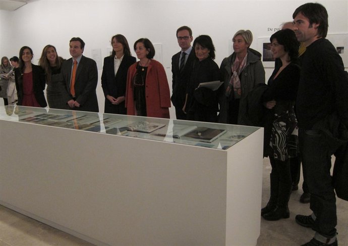 Ilustradores y autoridades ante una de las vitrinas con volúmenes del escritor