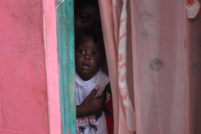 Niña Haitiana Escondida, Haití