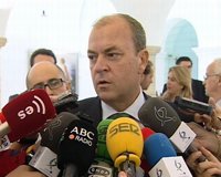 Monago ve en Liberbank "mucho movimiento sobre los trabajadores" y "poco" sobre "directivos"