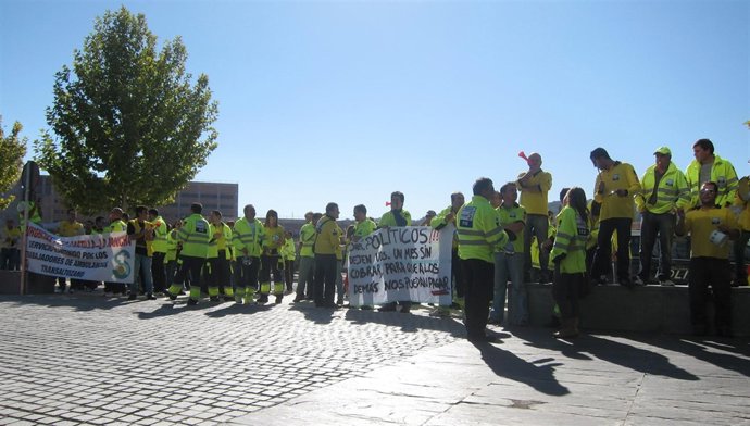 Cacerolada de Transaltozano en la sede del SESCAM
