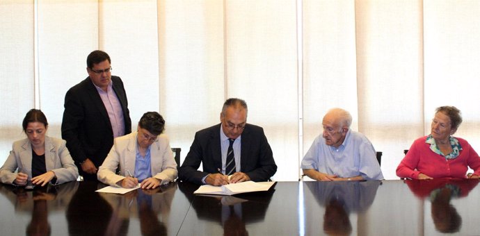 Firma del convenio entre el Ayuntamiento de Benidorm y la AFA Marina Baixa