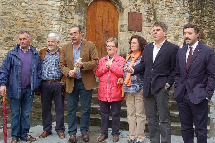 Goñi y Román, tercer y sexto por la derecha, en Salas.