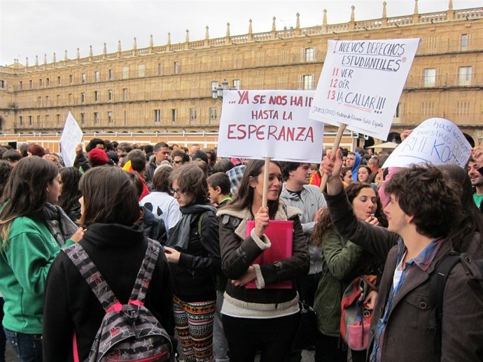 Concentración estudiantes de Secundaria en la Plaza Mayor de Salamanca