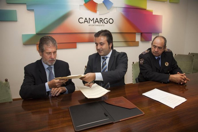 El alcalde y el responsable de Tráfico firman un convenio de colaboración