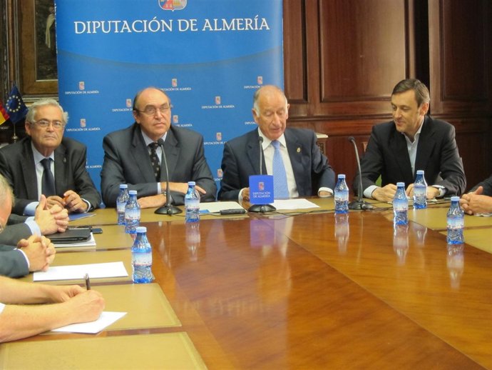 Amat, En El Centro, En Rueda De Prensa