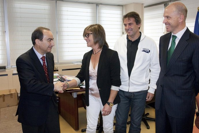 El consejero recibe a la palista castreña Ana González