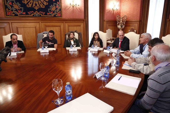 Reunión de cofradías de pescadores con presidente Diputación de Pontevedra