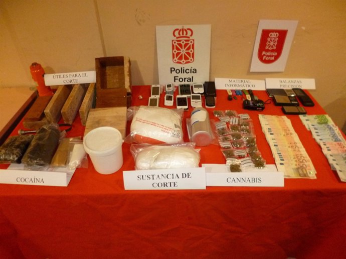 Imagen de la droga, dinero y utensilios intervenidos por la Policía Foral. 
