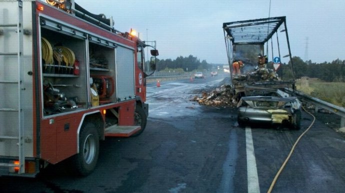 Accidente en Gibraleón (Huelva) entre un turismo y un camión.