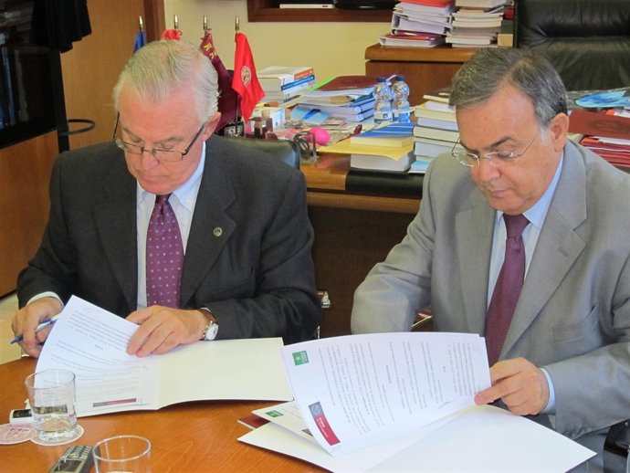 Cobacho y Valverde firman el acuerdo