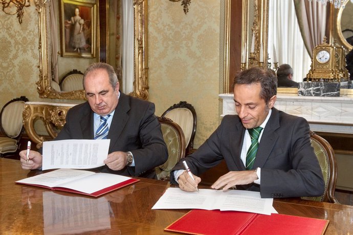 Ignacio Idoate y Sánchez de Muniáin firman el convenio.