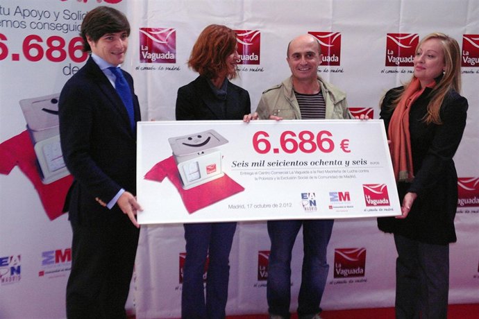 Acto entrega cheque 'Tu ropa solidaria'