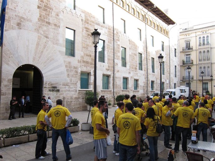 Concentración De FGV Frente A Las Corts