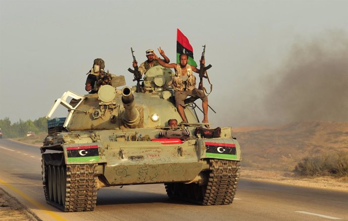Combatientes Del CNT Libio Marchan Hacia El Frente Sobre Un Tanque 