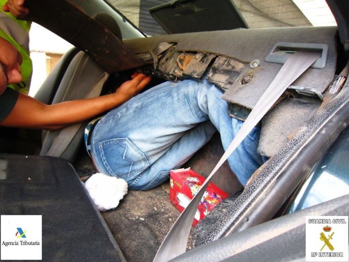 Inimgrantes oculto en un doble fondo de un vehículo