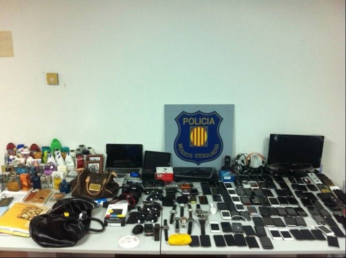 Material intervenido a los cuatro detenidos por compraventa de móviles