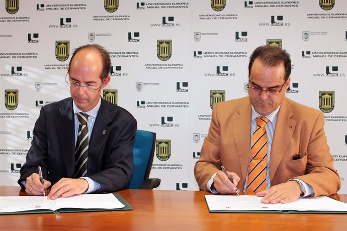 Martín J. Fernández Antolín (izq) y Cayetano Cifuentes firman el acuerdo