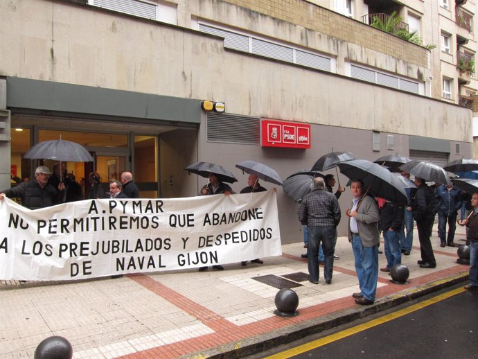 Prejubilados de Naval Gijón manifestándose frente a la sede del PSOE