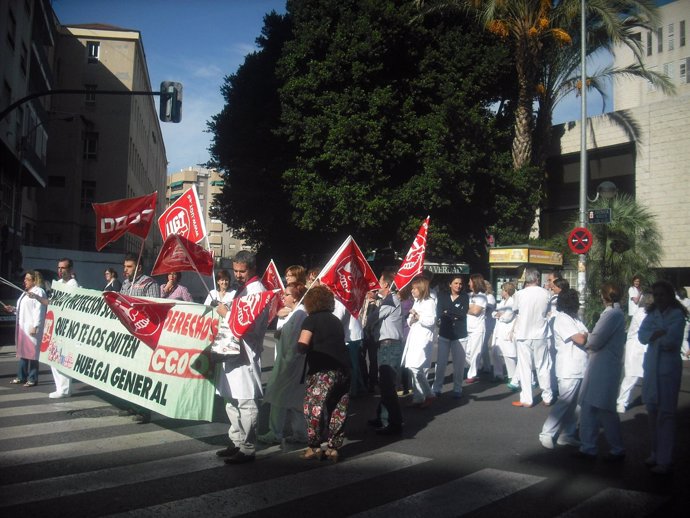 UN CENTENAR DE TRABAJADORES DEL MORALES MESEGUER CORTAN EL TRÁFICO 