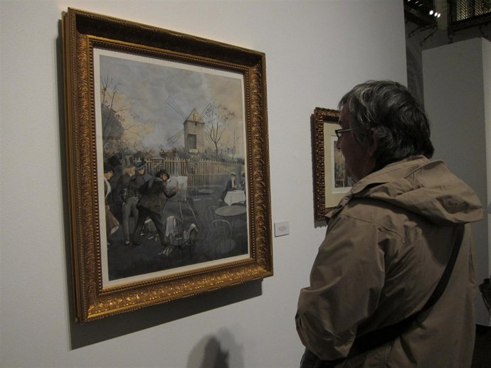 Un periodista contempla una de las obras de 'Maestros de la Acuarela'