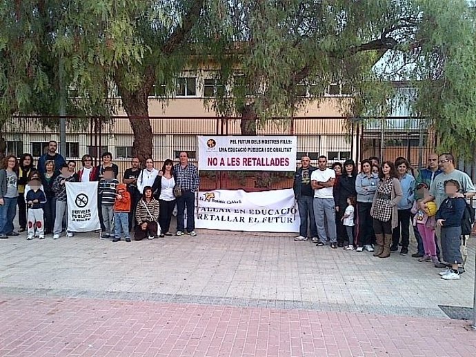 Protesta Contra Lso Recortes A Las Puertas De Un Centro Valenciano
