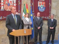 Monago respeta las "manifestaciones" pero rechaza la "intolerancia" en un "acto puntual" como el del colegio de Mérida