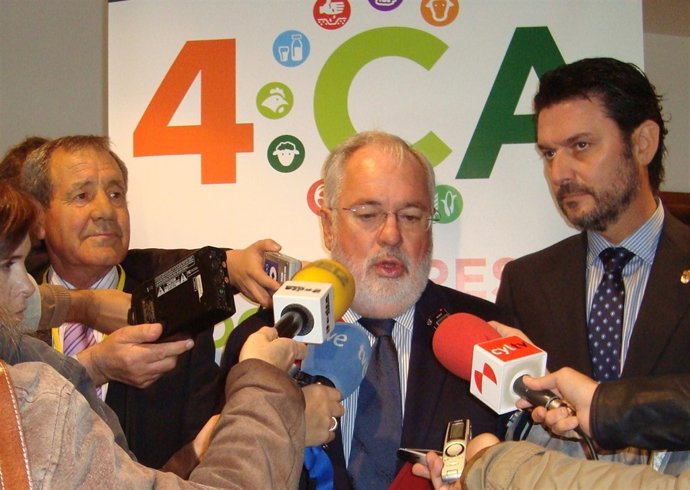 Arias Cañete atiende a los medios antes de inaugurar el Congreso