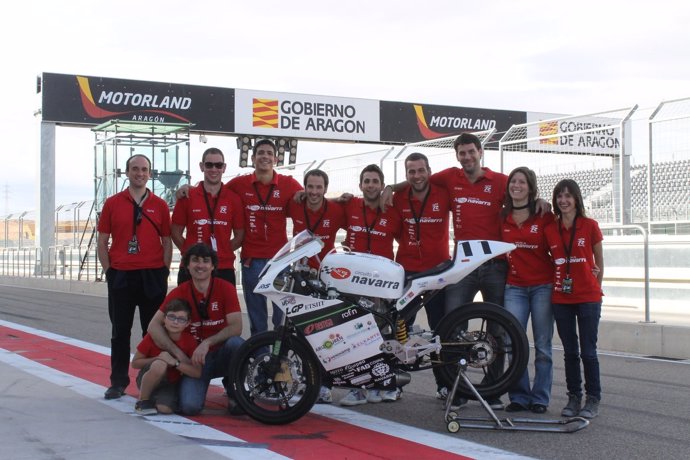 El equipo al completo posa con la moto en el circuito Motorland de Alcañiz.