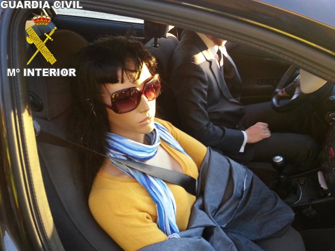 Maniquí en el el interior de un coche que circulaba por el BUS VAO de la A6